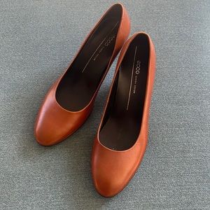 Ecco brown leather 3"pumps. New w/o tags/box. Minor scuffs at heels (see pics).